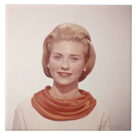 女性の身に着けているスカーフ タイル (正面)