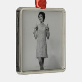 女性の身振りで示すこと メタルオーナメント (右)