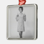 女性の身振りで示すこと メタルオーナメント (左)