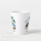 女性の退職ビーチをテーマにした水彩画 カフェラテマグ (正面)