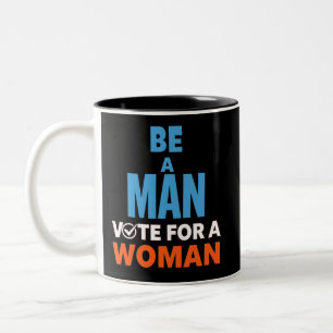 女性の選挙民主党員に投票する男性である ツートーンマグカップ