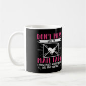 女性の郵便局員が郵便局の女性に手を出すな コーヒーマグカップ (左)