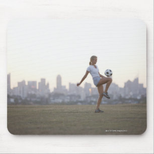 女性の都市公園のkneeingサッカーボール マウスパッド