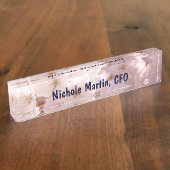 女性の重役CFOのネームプレートの事務机の花 デスクネームプレート (側面)