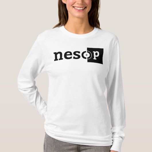 女性の長袖によって合われるフード付きスウェットシャツ Tシャツ (正面)