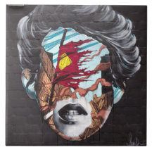 女性の頭部を描いたグラフィティ・タイル