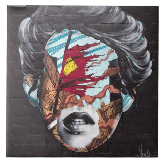 女性の頭部を描いたグラフィティ・タイル タイル