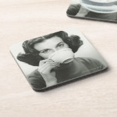 女性の飲むこと コースター (左側)