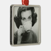 女性の飲むこと メタルオーナメント (右)