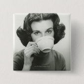 女性の飲むこと 缶バッジ (正面)