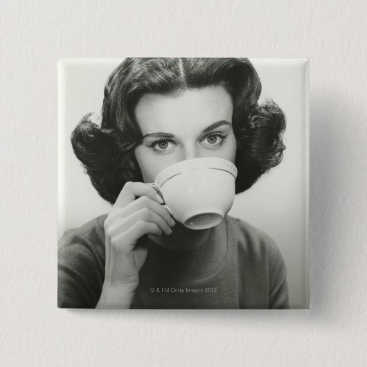 女性の飲むこと 缶バッジ (正面)