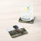 女性の馬場馬術のライダーの運動の背面図 コースター (右側)