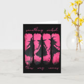 女性の魔女のハロウィン衣装 ウィッチ  ウィケッド この道に何か邪悪なものがやってくる カード (黄色い花)