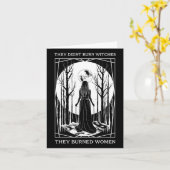 女性の魔女フェミニーニを焼いた魔女を燃やしていない カード (黄色い花)