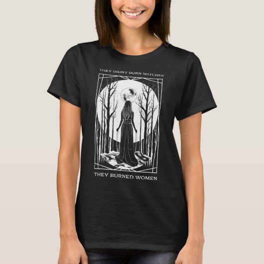 女性の魔女フェミニーニを焼いた魔女を燃やしていない Tシャツ (正面)