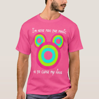 女性の 私はマジックと指輪を閉じるためにここにいます Tシャツ