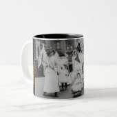 女性のNYCのSuffragetteパレード5月6,1912日 ツートーンマグカップ (正面左)