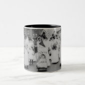 女性のNYCのSuffragetteパレード5月6,1912日 ツートーンマグカップ (中央)