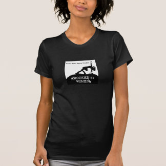 女性のTシャツによって揺すられる Tシャツ