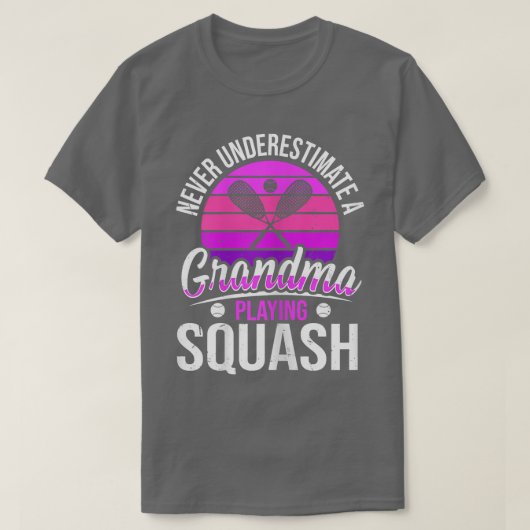 女性はおばあちゃんのスカ遊スを甘く見ない Tシャツ (デザイン正面)