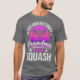 女性はおばあちゃんのスカ遊スを甘く見ない Tシャツ