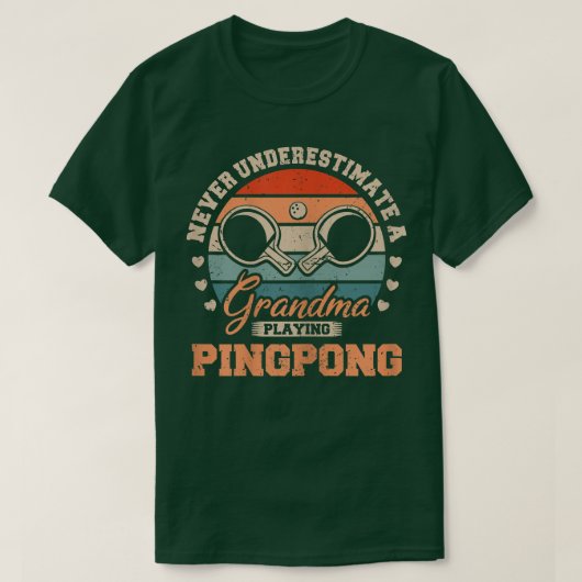 女性はおばあちゃんのpingを遊過小評価しない  tシャツ (デザイン正面)