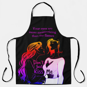 女性はおもしろいエプロンで瞬間を楽しむ エプロン