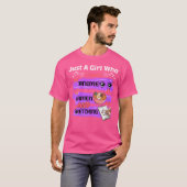 女性はアニメのラーメンや串を愛する少女にすぎない Tシャツ (正面フル)