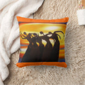 女性はアフリカの芸術の装飾用クッションを結合します クッション (ブランケット)