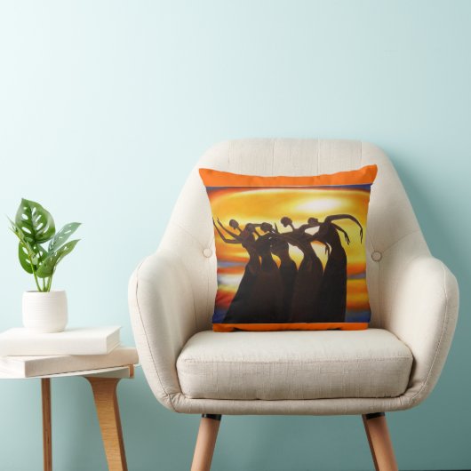 女性はアフリカの芸術の装飾用クッションを結合します クッション (椅子)