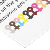 女性はギンズバーグスティックスフィギュアに属する ショートテーブルランナー (コーナー)