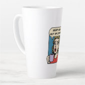 女性はコーヒーをコーヒーから救済出す必要がある カフェラテマグ (左アングル)