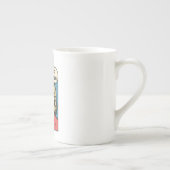 女性はコーヒーをコーヒーから救済出す必要がある ボーンチャイナマグカップ (右)