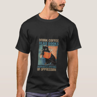 女性はコーヒーを飲み本を読む抑圧のシステムを解体する O Tシャツ