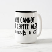 女性はコーヒー生き延びを一人で飲むことはできない ツートーンマグカップ (正面右)