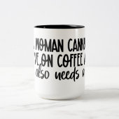 女性はコーヒー生き延びを一人で飲むことはできない ツートーンマグカップ (中央)
