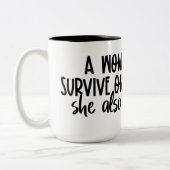 女性はコーヒー生き延びを一人で飲むことはできない ツートーンマグカップ (左)