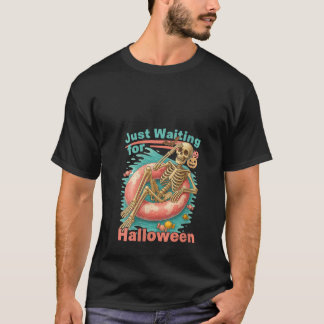 女性はハロウィーンのスケルトンプールフーを待っている Tシャツ