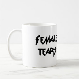 女性はマグを引き裂きます コーヒーマグカップ