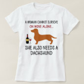 女性はワインだけでは生き延びの必要がない女性 Tシャツ (デザイン正面)