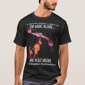 女性はワインだけで生きていくことはできません彼女にはもう一つ必要 Tシャツ