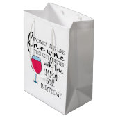 女性はワインのような50番目の誕生日抱き枕 ミディアムペーパーバッグ (裏面アングル)