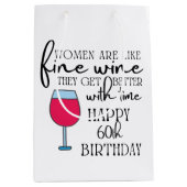 女性はワインのような60番目の誕生日抱き枕 ミディアムペーパーバッグ (正面)