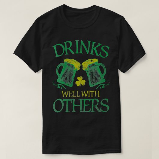 女性は他の人と一緒によく飲むSt patricks day・パー Tシャツ (デザイン正面)
