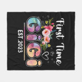 女性は初めてギギギストを楽しむ。2023年新人に昇格 フリースブランケット (正面(横))