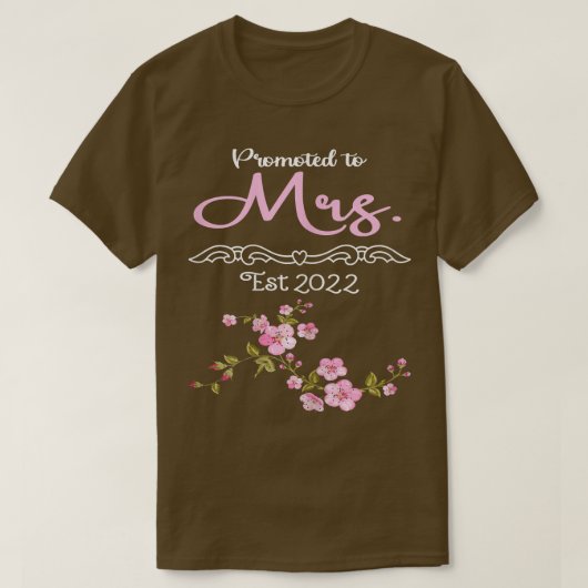 女性は妻に昇進Future Mrs Est 2022我々 Tシャツ (デザイン正面)