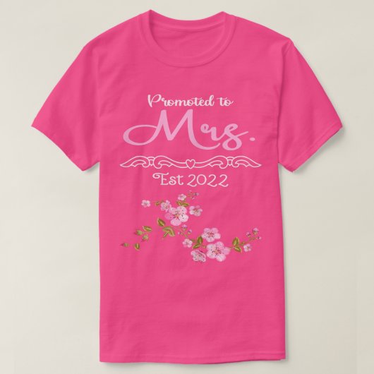 女性は妻に昇進Future Mrs Est 2022我々 Tシャツ (デザイン正面)