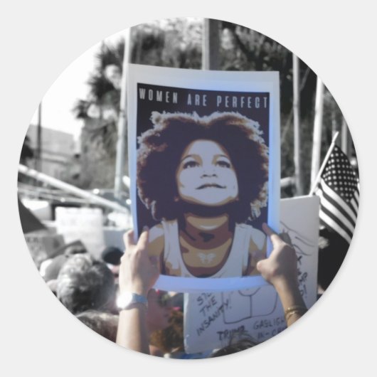 女性は完璧なシールを持つ ラウンドシール (正面)