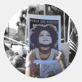 女性は完璧なシールを持つ ラウンドシール