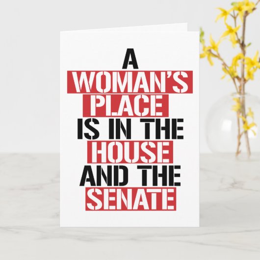 女性は家の中にある カード (黄色い花)